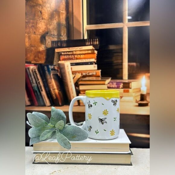 BEE Unique Flower White/Yellow Ceramic 18oz Mug - Picture 1 of 10